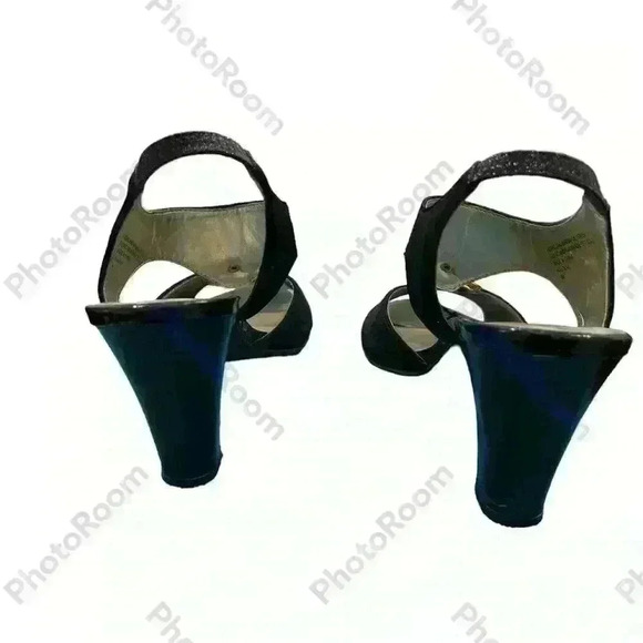 Women’s Hees - Picture 3 of 6